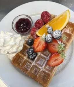 Belgisk våffla med grädde och färska bär Belgisk våffla med grädde och färska bär