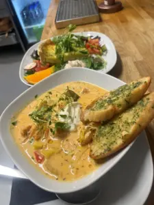 Fiskgryta med vitlöksbröd Fisksoppa med vitlöksbröd